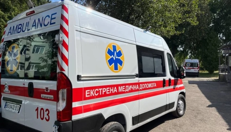 Пошкоджене складське приміщення та вантажівки в Миколаївському районі після удару Shahed