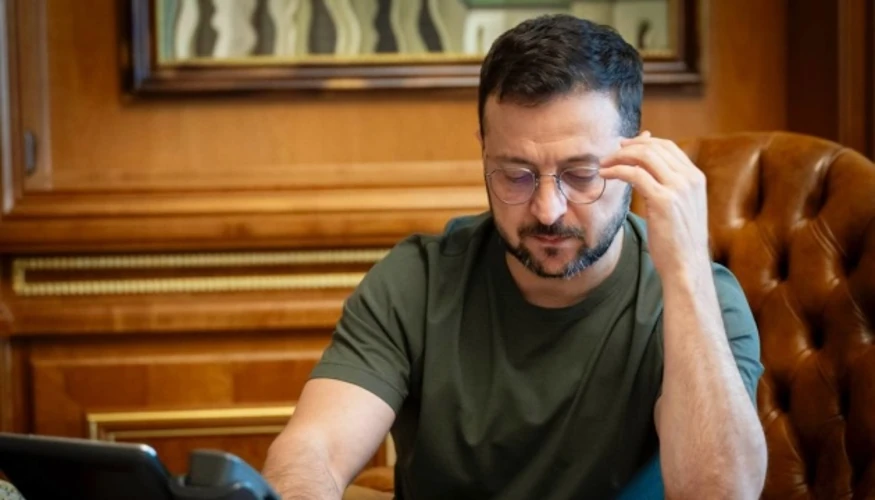 Робочий момент у дипломатичній службі України, пов'язаний із підписанням президентських указів