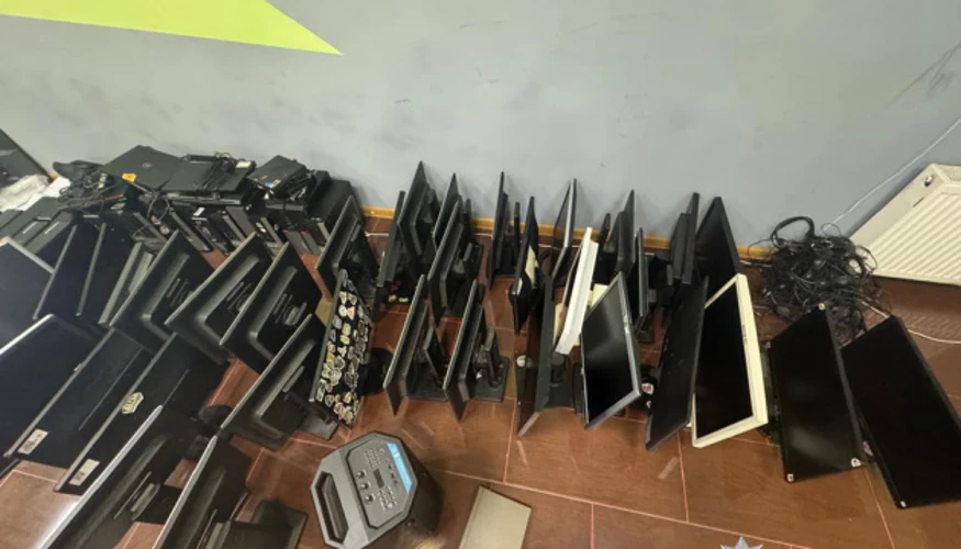Вилучені під час обшуку комп'ютерна техніка, SIM-картки, криптогаманці та банківське золото у злитках