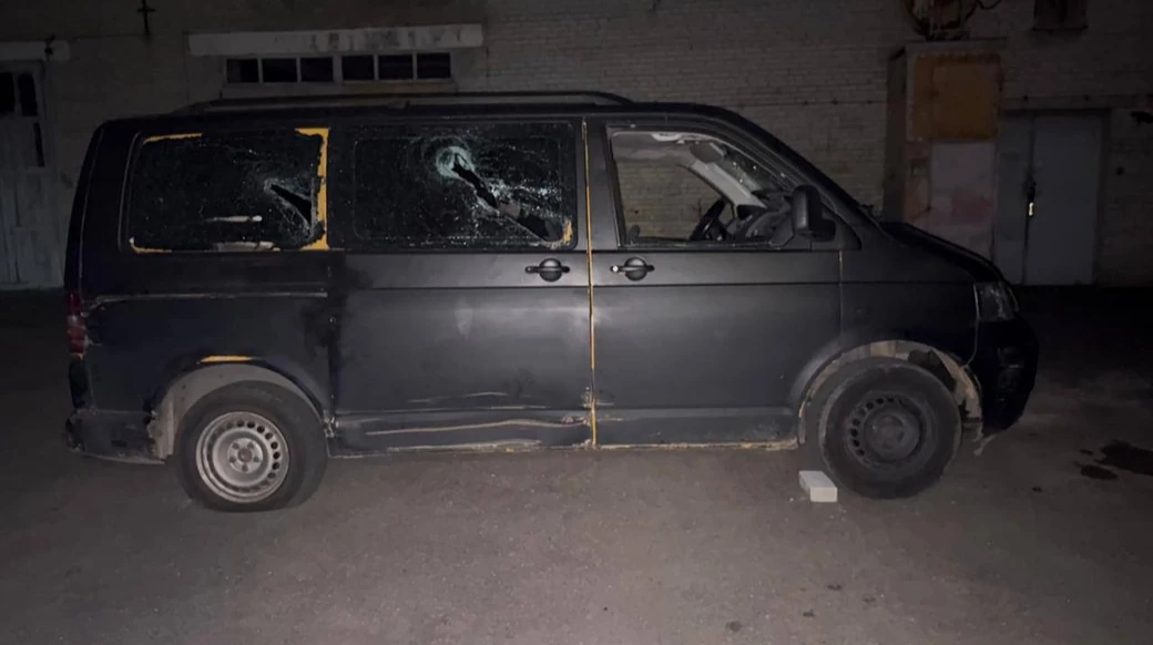 Службовий автомобіль ТЦК та СП з вибитими вікнами після нападу в Луцьку
