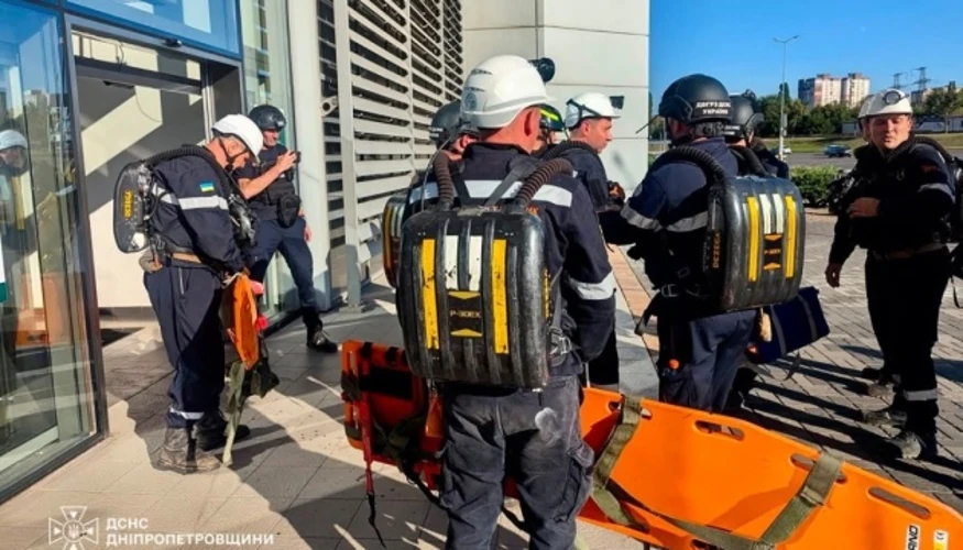 Пошкоджена будівля найбільшого торговельного центру Кривого Рогу після подвійного удару безпілотниками 21 серпня, пожежа