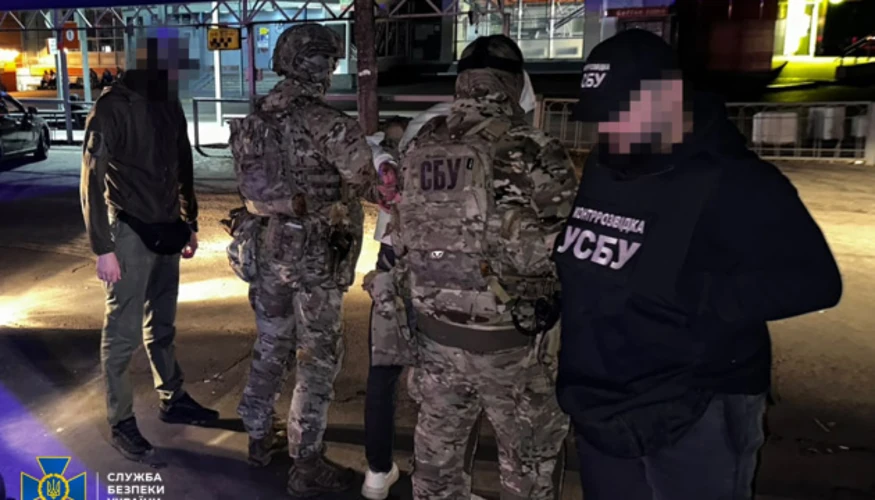 Співробітники СБУ під час затримання агента на міському автовокзалі у Рівному