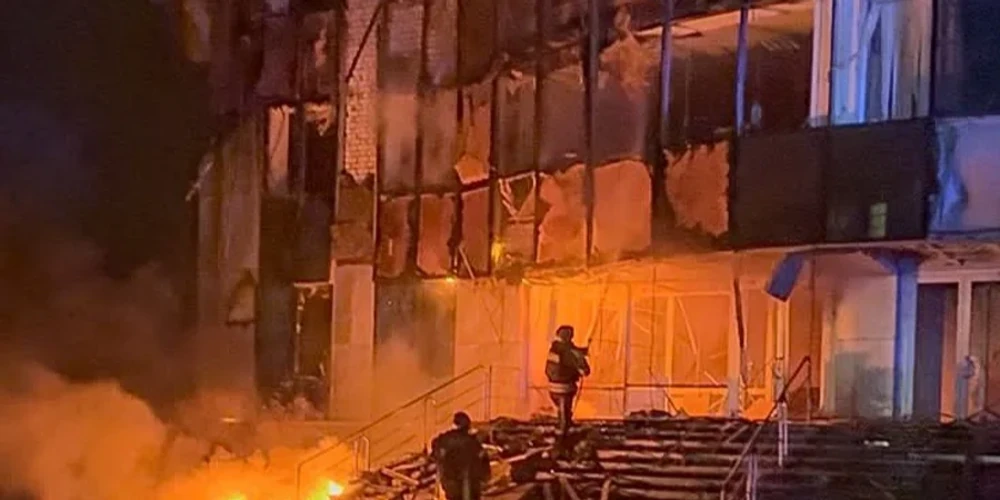 Наслідки пожежі після влучання БПЛА у будівлю приватної телерадіокомпанії у Кременчуці, фото ДСНС